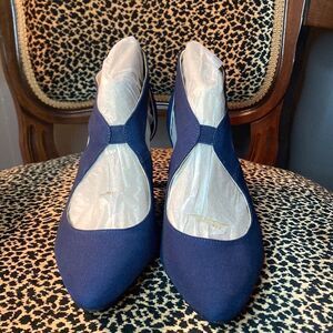 New in Box Life Stride soft system Navy back zip comfortable heels, size 8.5